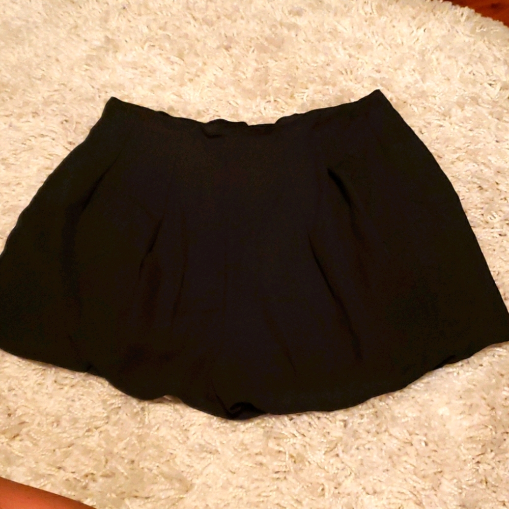 Flouncy shorts with lining